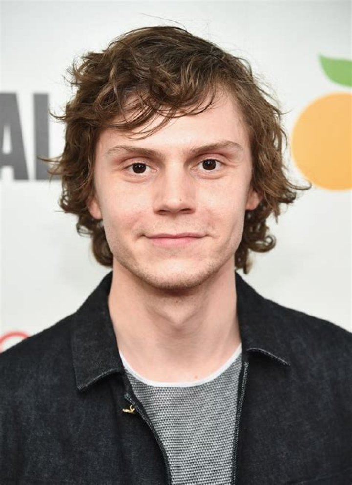 Actor Evan Peters arrives at the premiere screening of FX's 'American Horror Story: Hotel' smiling for picture