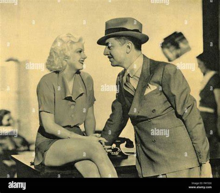 Actors Jean Harlow and William Powell sit together at a restaurant in 1935
