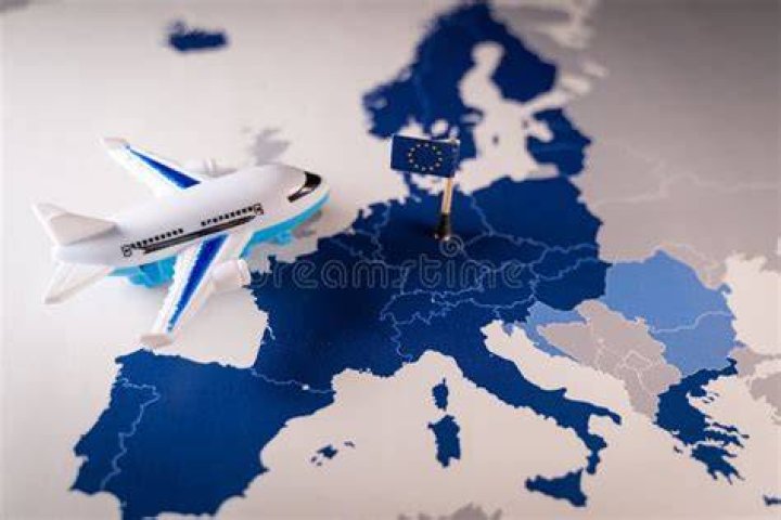 aeroplano giocattolo sopra a dei passaporti