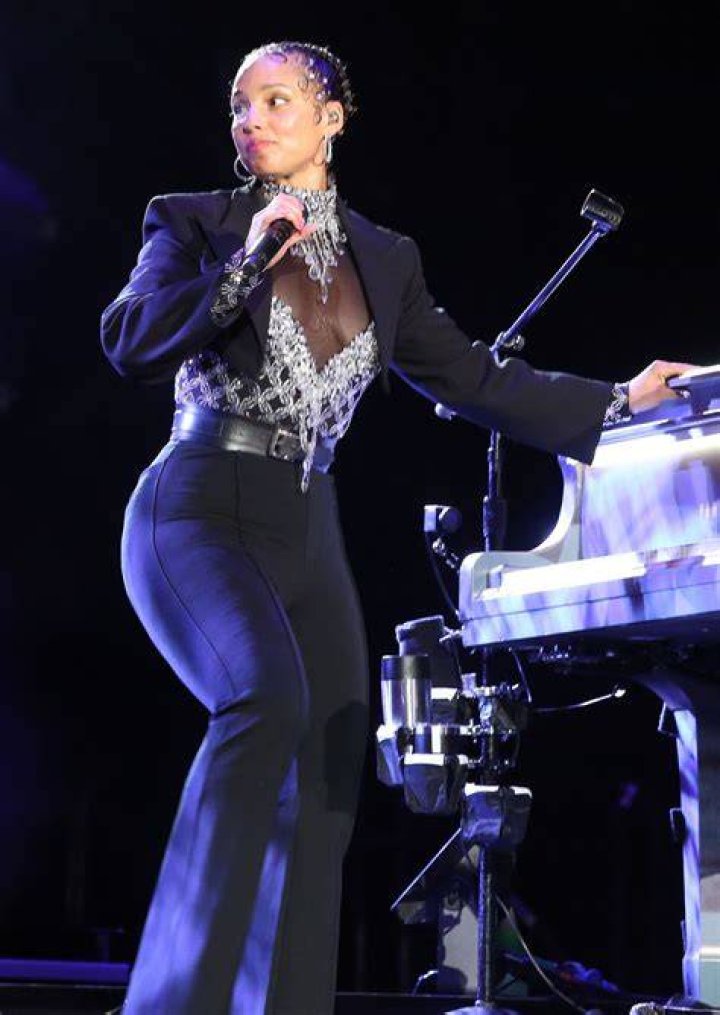 Alicia Keys performs in a black outfit