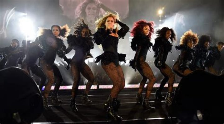 Backup Dancer Saves Beyonc&eacute; From Wardrobe Malfunction While Performing