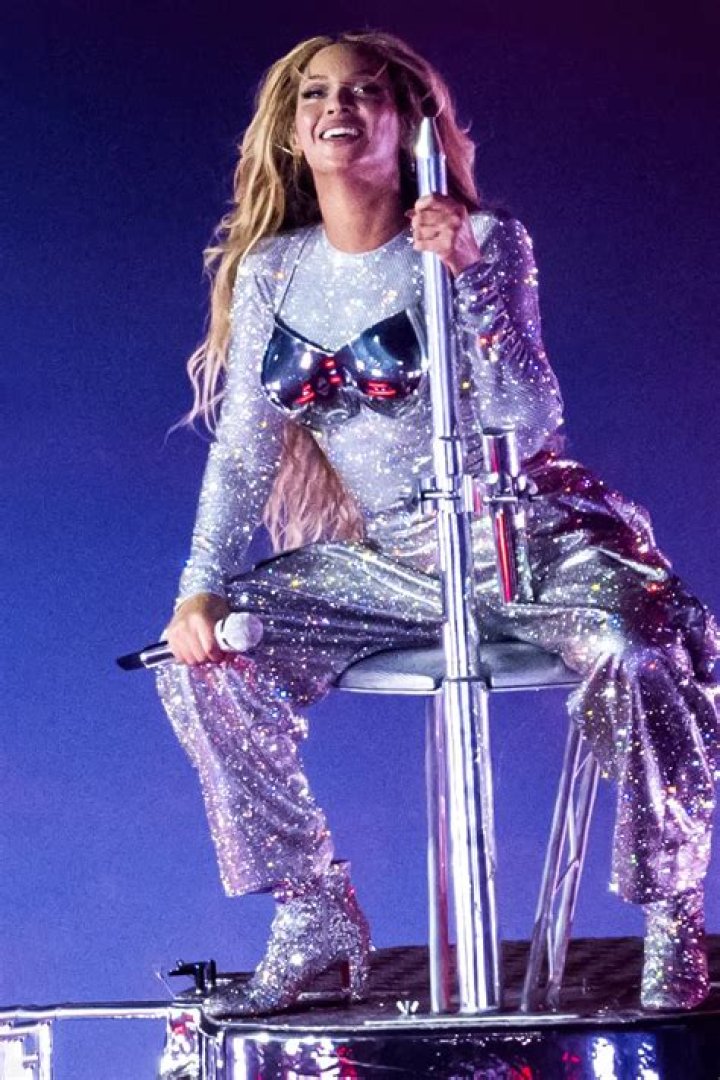 Beyonc&eacute; Handles Minor Wardrobe Malfunction During her Renaissance Show