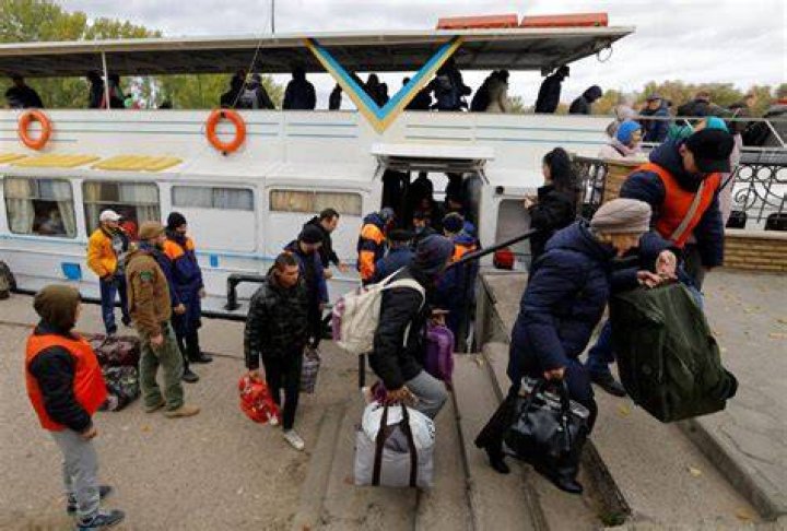Civilians evacuated from Kherson arrive in Oleshky