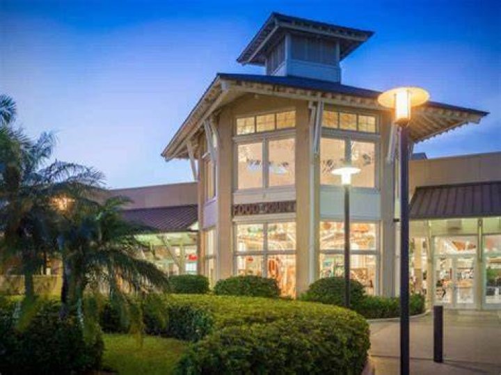 Coastland Center Naples FL Hours