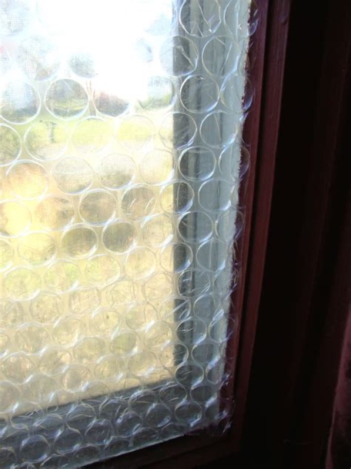 Does bubble wrap really help insulate windows?