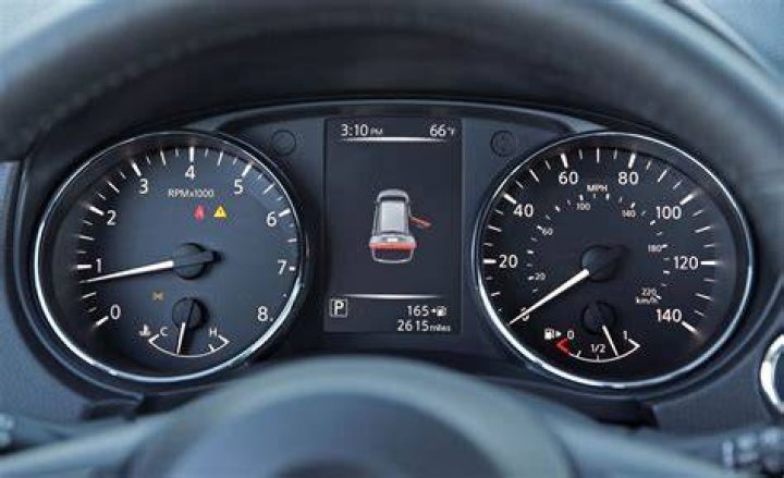 Does Nissan Rogue have digital speedometer?