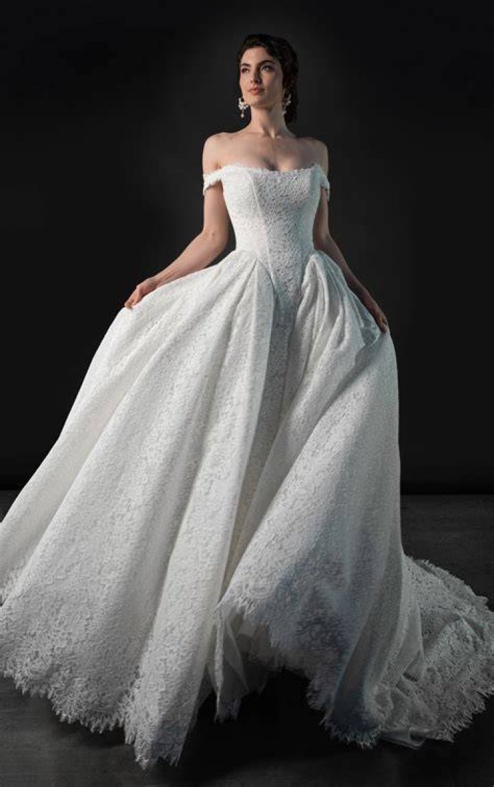 Dress, Shoulder, Flooring, Eyelash, Style, Formal wear, Carpet, Fashion model, Fashion accessory, One-piece garment, Dress, Shoulder, Flooring, Eyelash, Style, Formal wear, Carpet, Fashion model, Fashion accessory, One-piece garment,