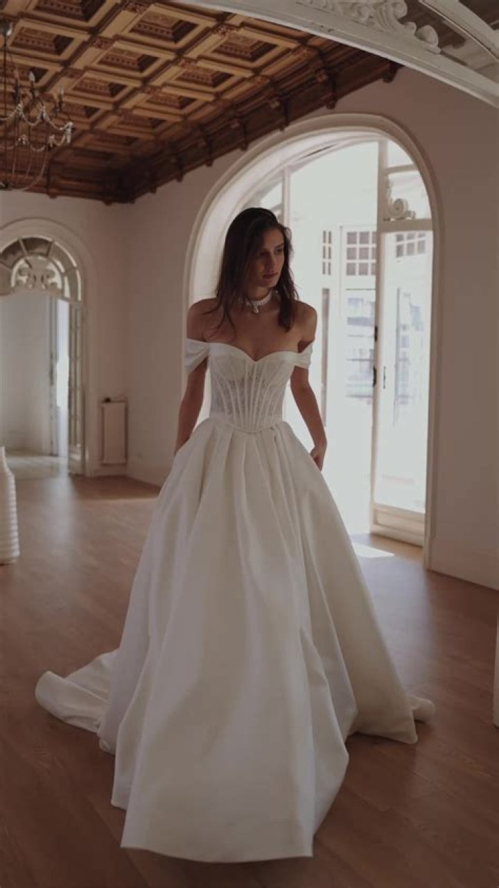 Dress, Shoulder, Flooring, Waist, Style, Eyelash, Fashion model, Fashion, Beauty, Carpet, Dress, Shoulder, Flooring, Waist, Style, Eyelash, Fashion model, Fashion, Beauty, Carpet,