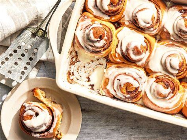 Food Network Has a Super Easy Cinnamon Roll Hack Using Hawaiian Rolls