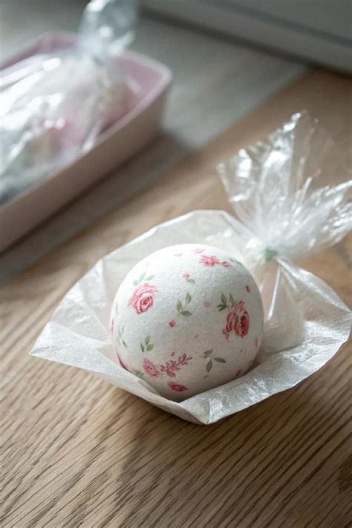 How do you wrap a bath bomb in tissue paper?
