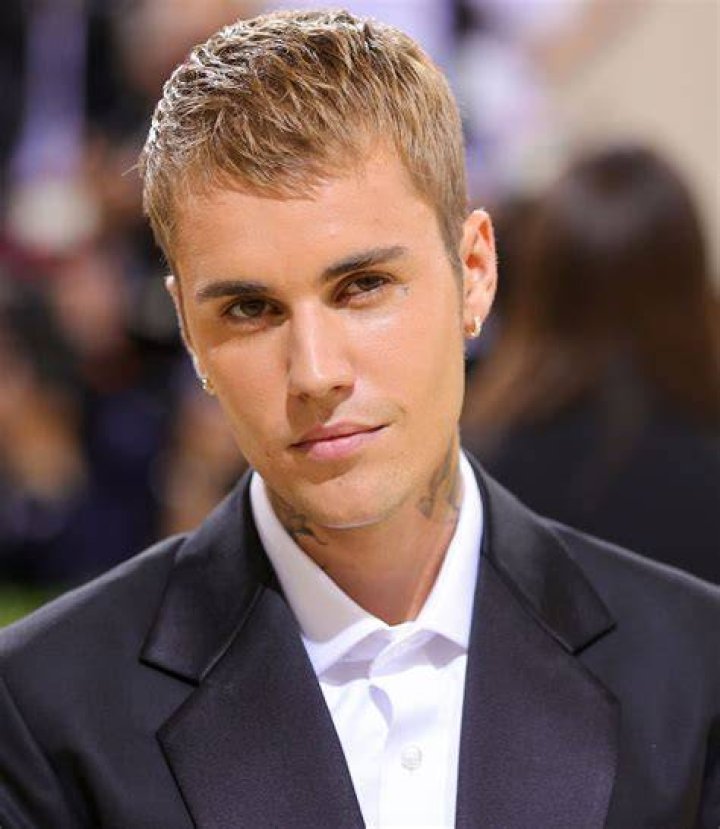 Justin Bieber warned by Canadian authorities after posing with lion