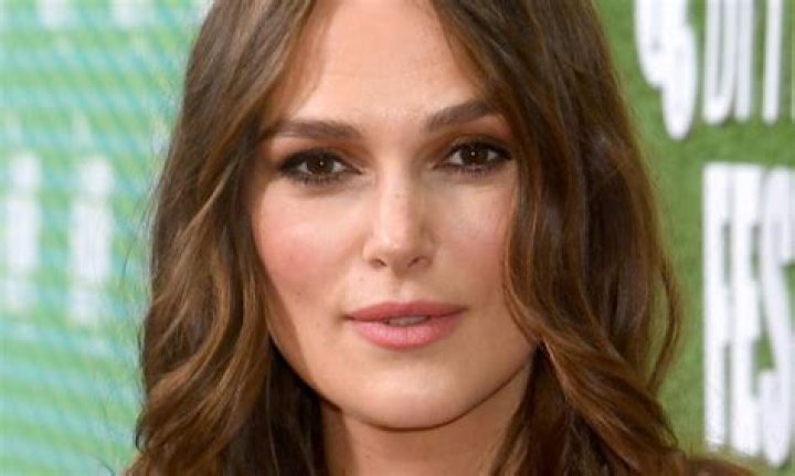 Keira Knightley diz que a confundem bastante com Natalie Portman E! News