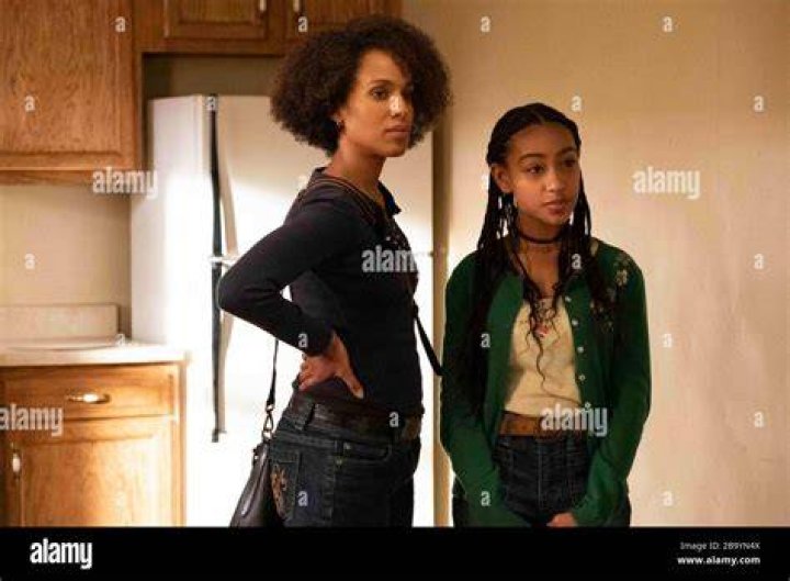 kerry washington and lexi underwood star as mia and pearl warren in hulu's little fires everywhere