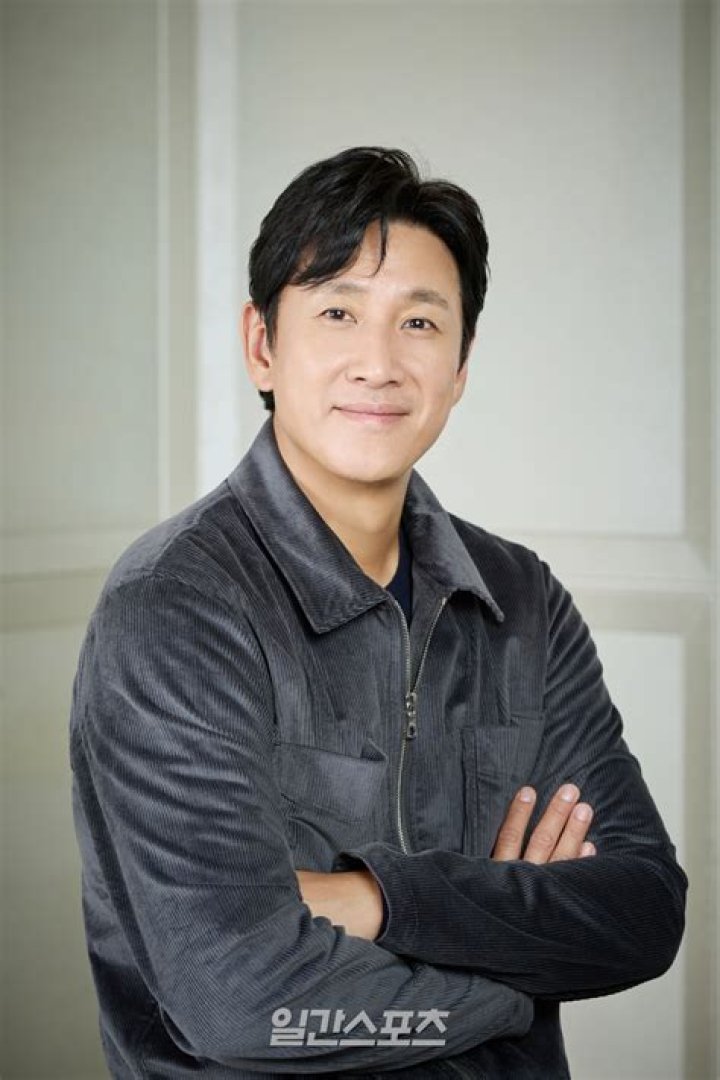 Lee Sun-kyun as Sewon for 'Dr. Brain' for Apple TV+ sitting on metal table