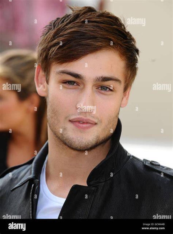 21.Douglas-Booth-Burberry-Prorsum-June-2013-REX <p>A casual Douglas Booth arrives for <a href=">Burberry Prorsum</a>, 18 June 2013. </p>
