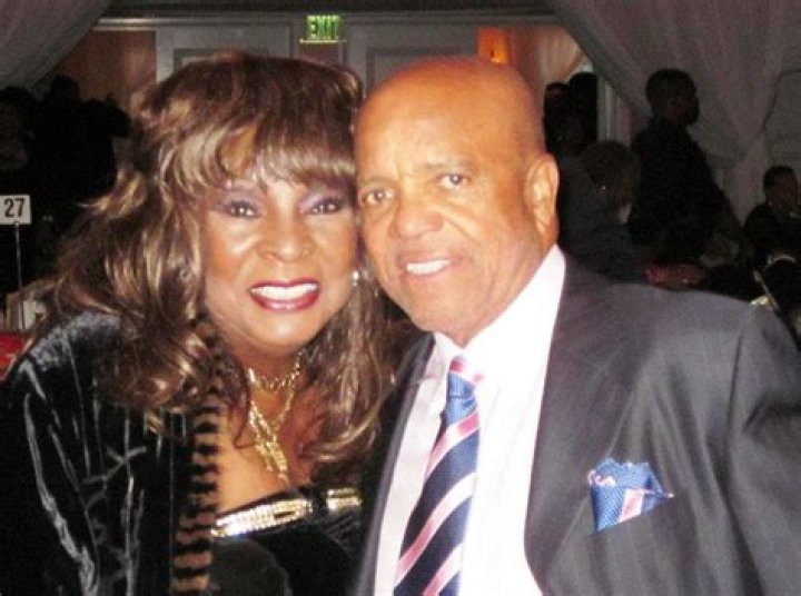 Martha Reeves 2024 Husband, net worth, tattoos, smoking & body