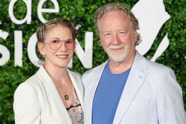 Melissa Gilbert and Timothy Busfield at the Los Angeles Mission in serving aprons.