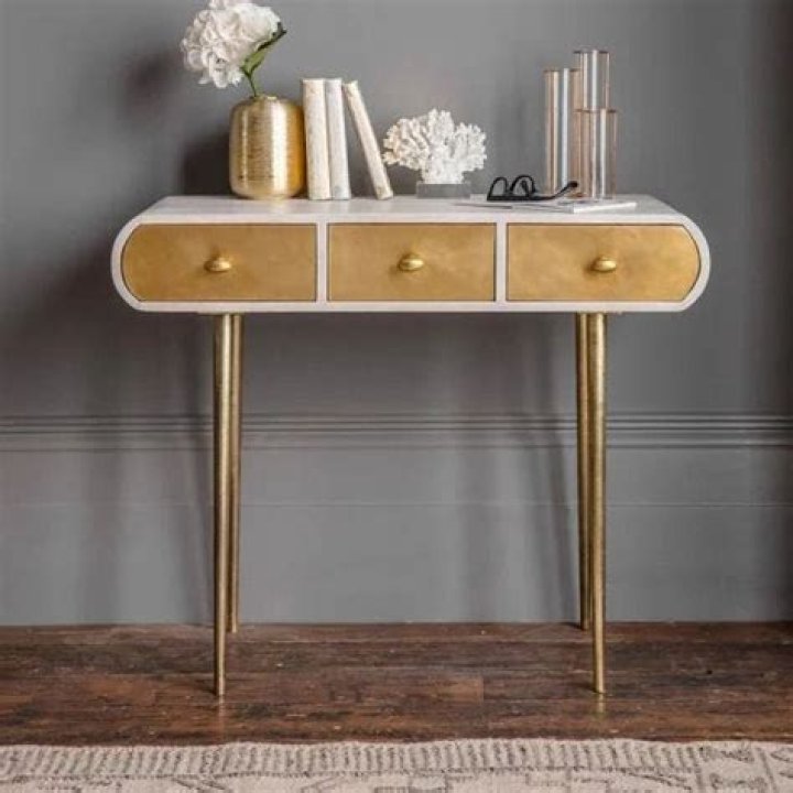 Mimi Capsule Console