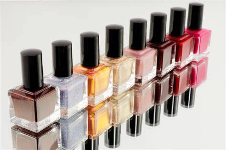 Nail polish, Nail care, Cosmetics, Product, Beauty, Yellow, Liquid, Beige, Material property, Nail, Nail polish, Nail care, Cosmetics, Product, Beauty, Yellow, Liquid, Beige, Material property, Nail,