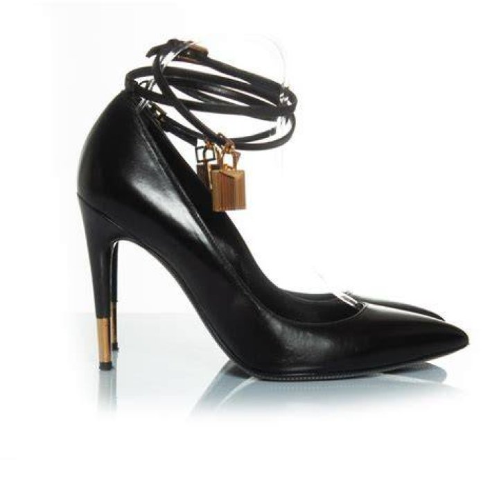 Padlock leather pumps