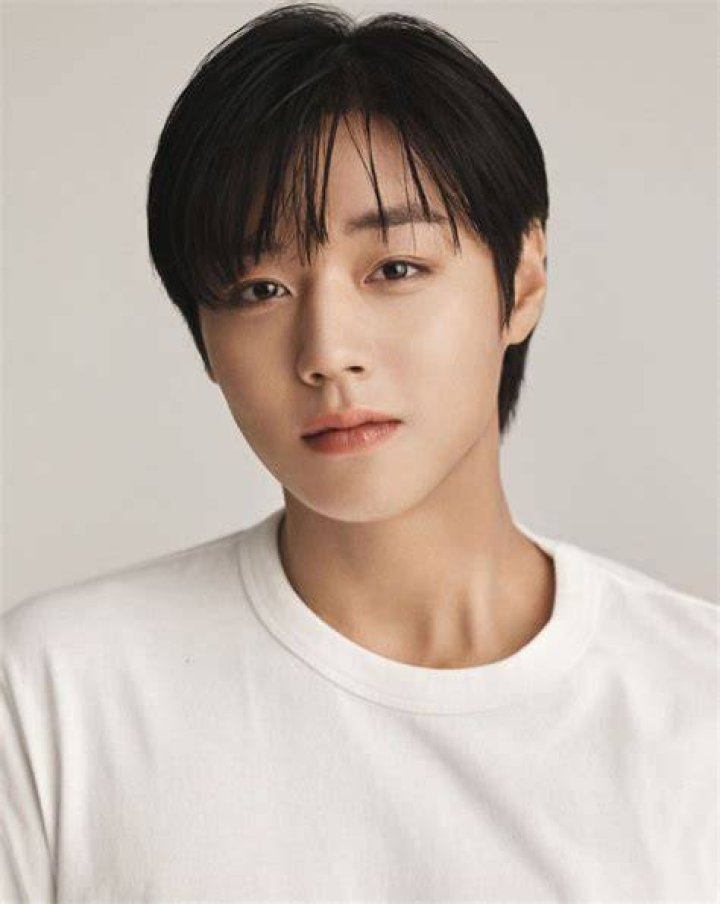 Park Ji-hoon in talks for webtoon K-drama 'Fantasy Sonata.'
