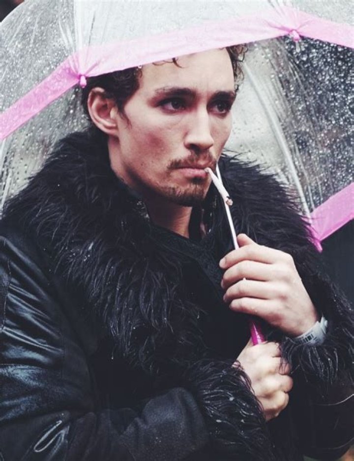 Robert Sheehan as Klaus Hargreeves in The Umbrella Academy Wallpapers