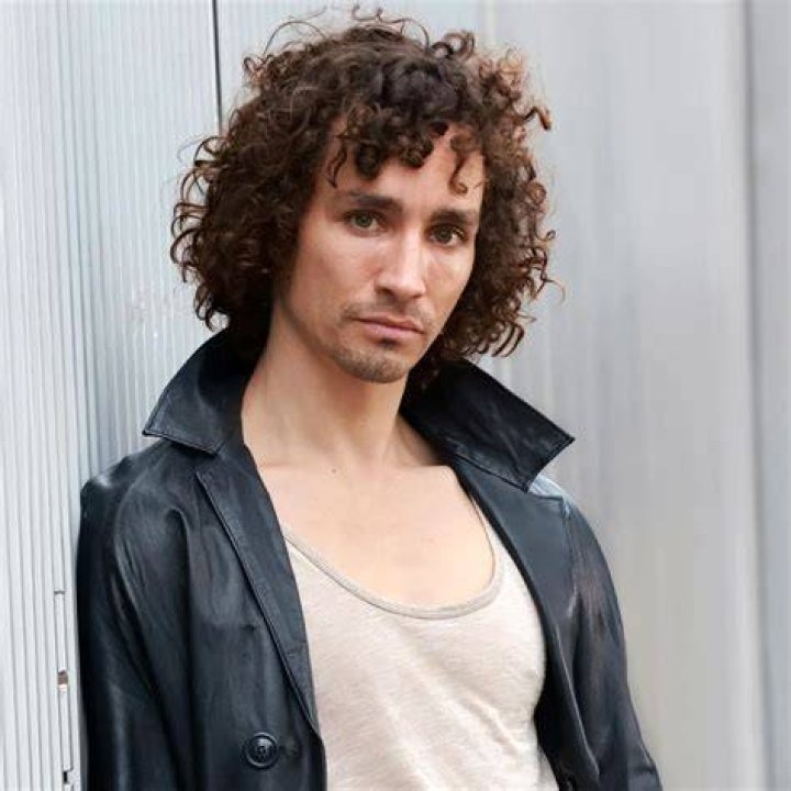 Robert Sheehan Biography, Height & Life Story Super Stars Bio