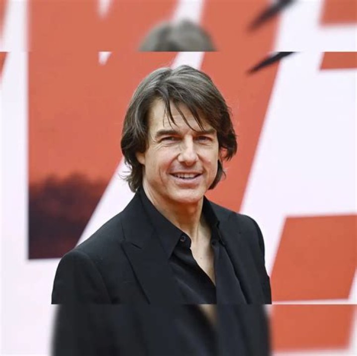 Tom Cruise, with a net worth of $600 million, talks to Steven Spielberg on the 'War of the Worlds' set in 2004