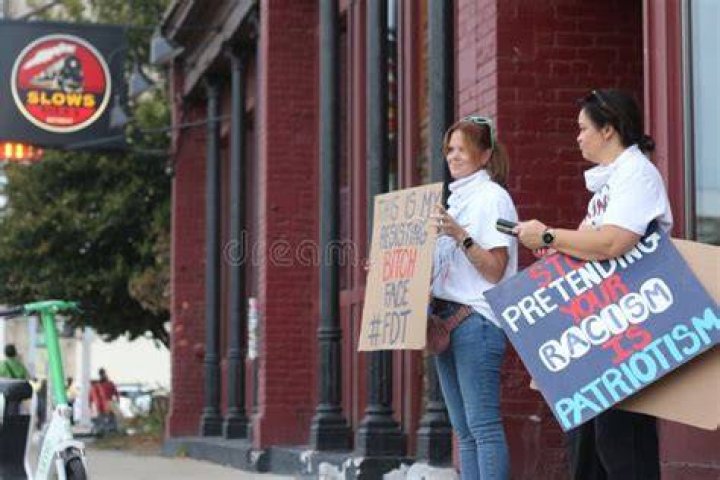 Two demonstrators stand in front of the Islamic Community Center to oppose the "Freedom of Speech Rally Round II" across the street in Phoenix, Arizona May 29, 2015. Photo by Nancy Wiechec/Reuters.