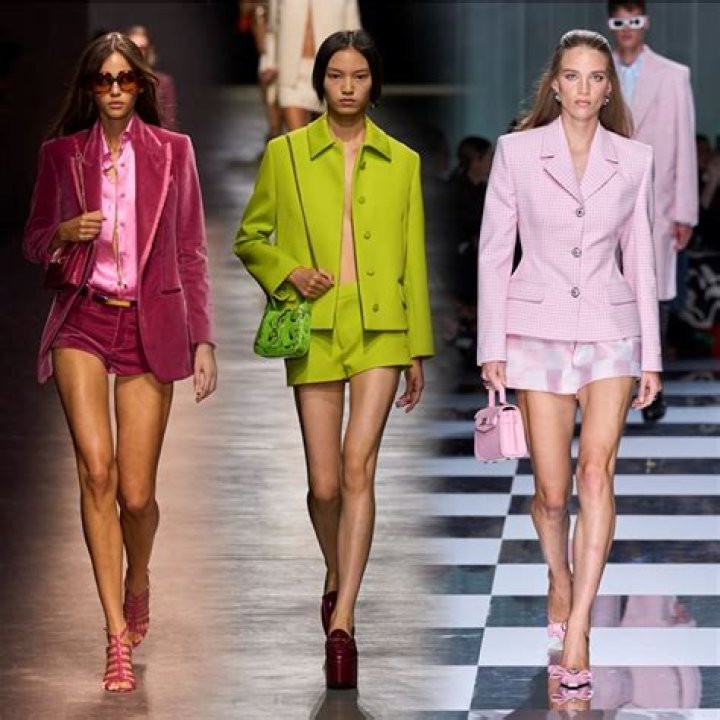 versace primavera estate 2024, tendenze, moda, il colore del ghiaccio