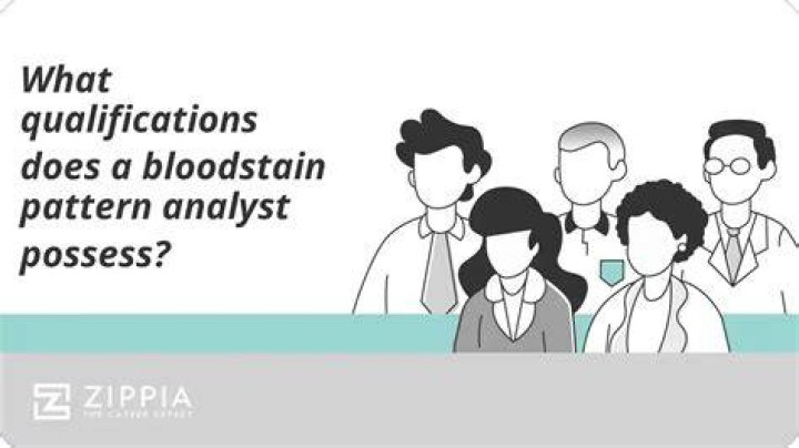 What qualifications does a bloodstain pattern analyst possess?