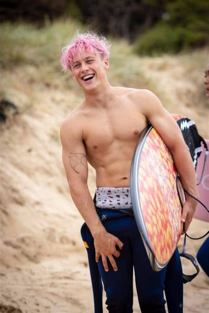 Who Plays Baxter In 'Surviving Summer'? Meet Josh Macqueen J14
