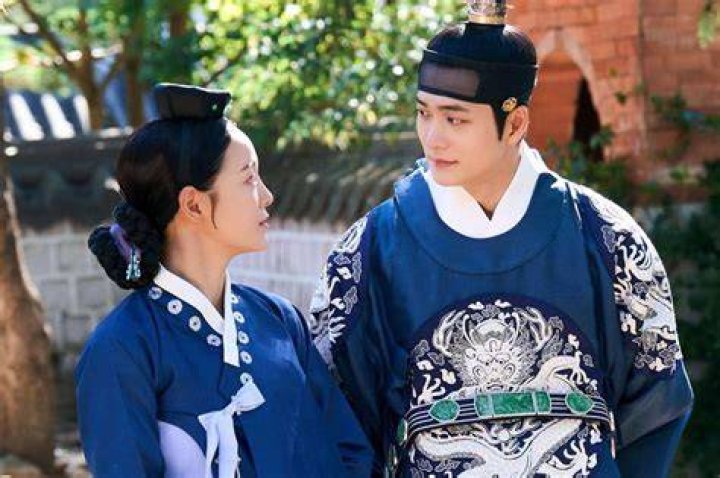 Yeon Wol and Jo-hyeon from webtoon 'Fantasy Sonata.'