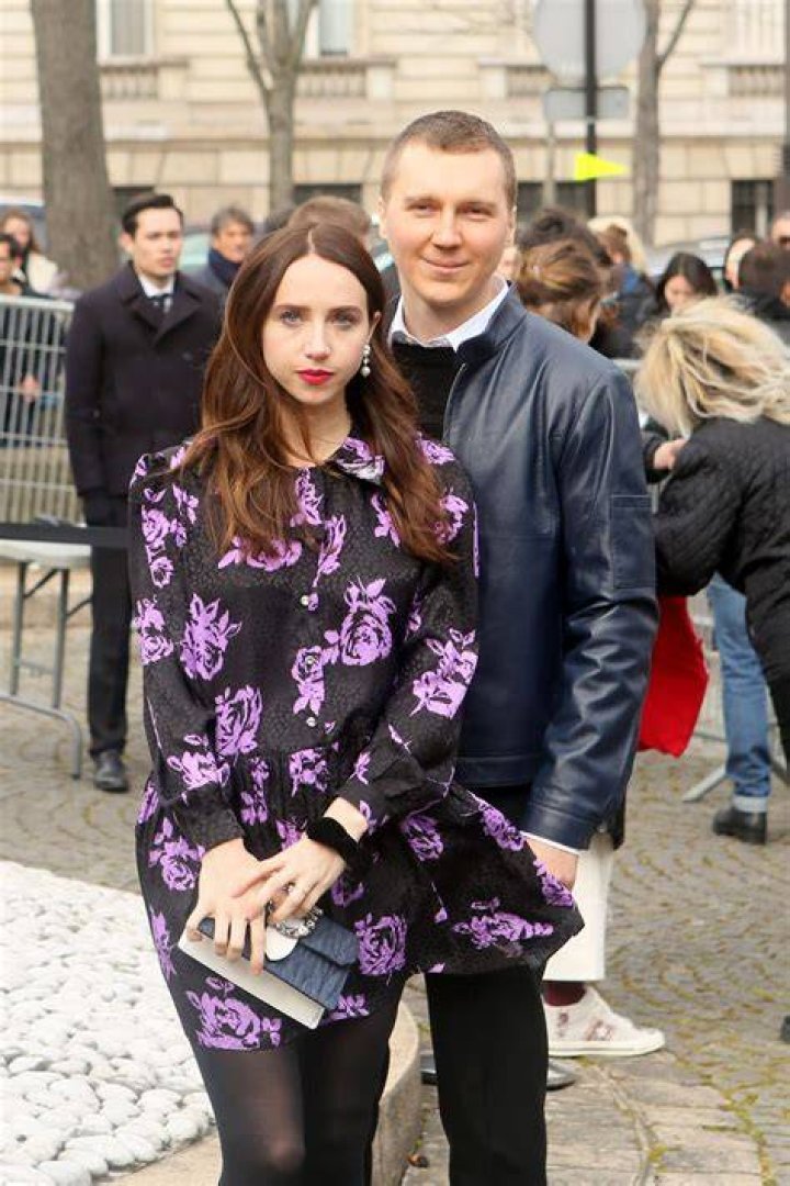 1457124668-1-zoe-kazan Zoe Kazan in Miu Miu with Paul Dano at the Independent Spirit Awards, Feb 2016